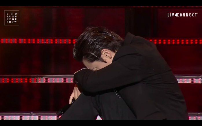 Jo Jung-seok buried his head and hugged his knees
