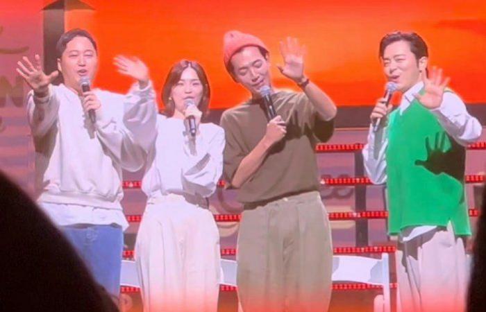 Cao Jung-seok fell down at the opening performance of the meeting, humiliated and hugged his knees + lying flat again, super hilarious! “Machine Doctor” 99s Surprise Appeared in Chorus | Kdaily Korean Fan Daily